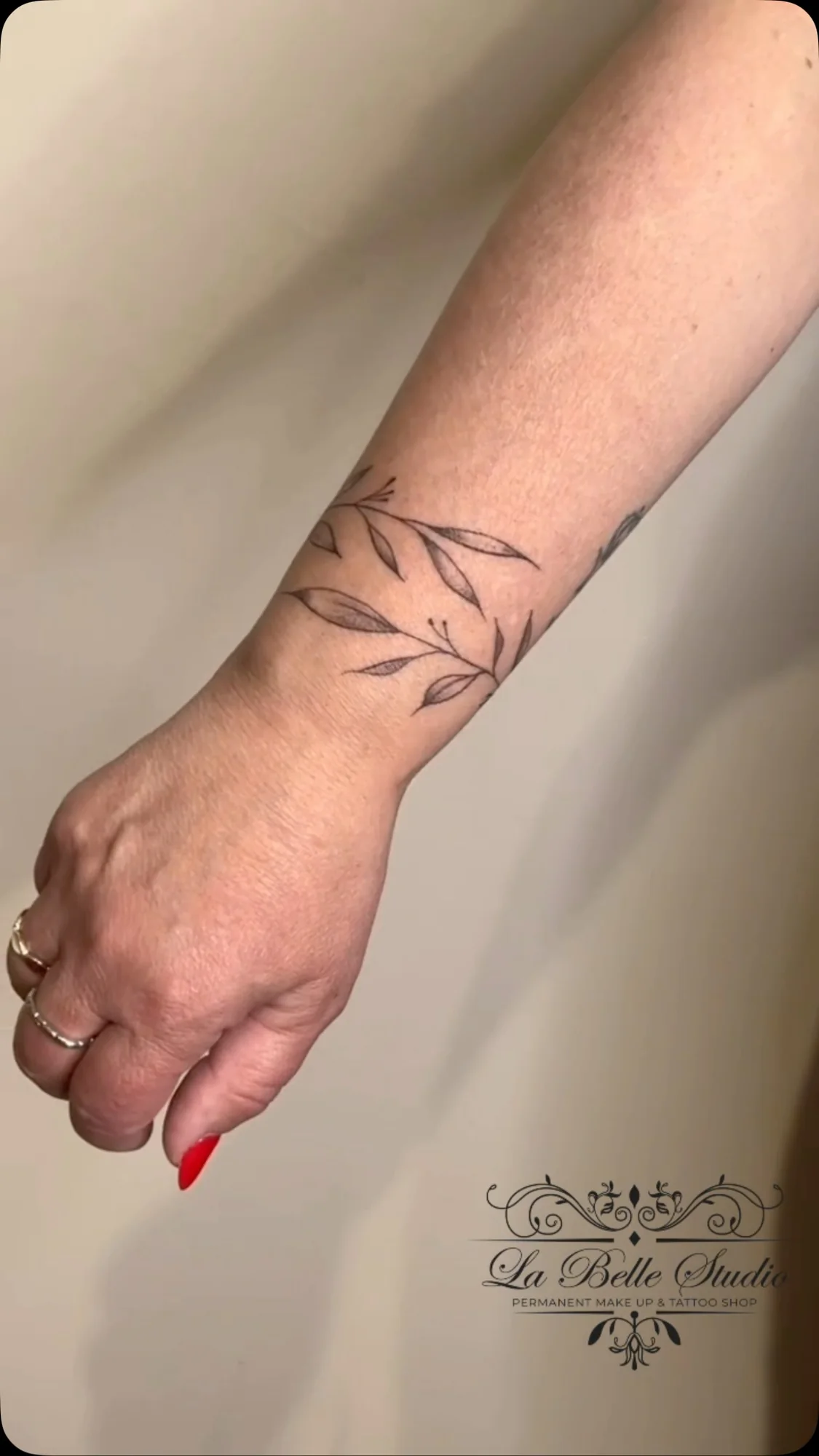 Tatuaggio botanico fine line sul polso