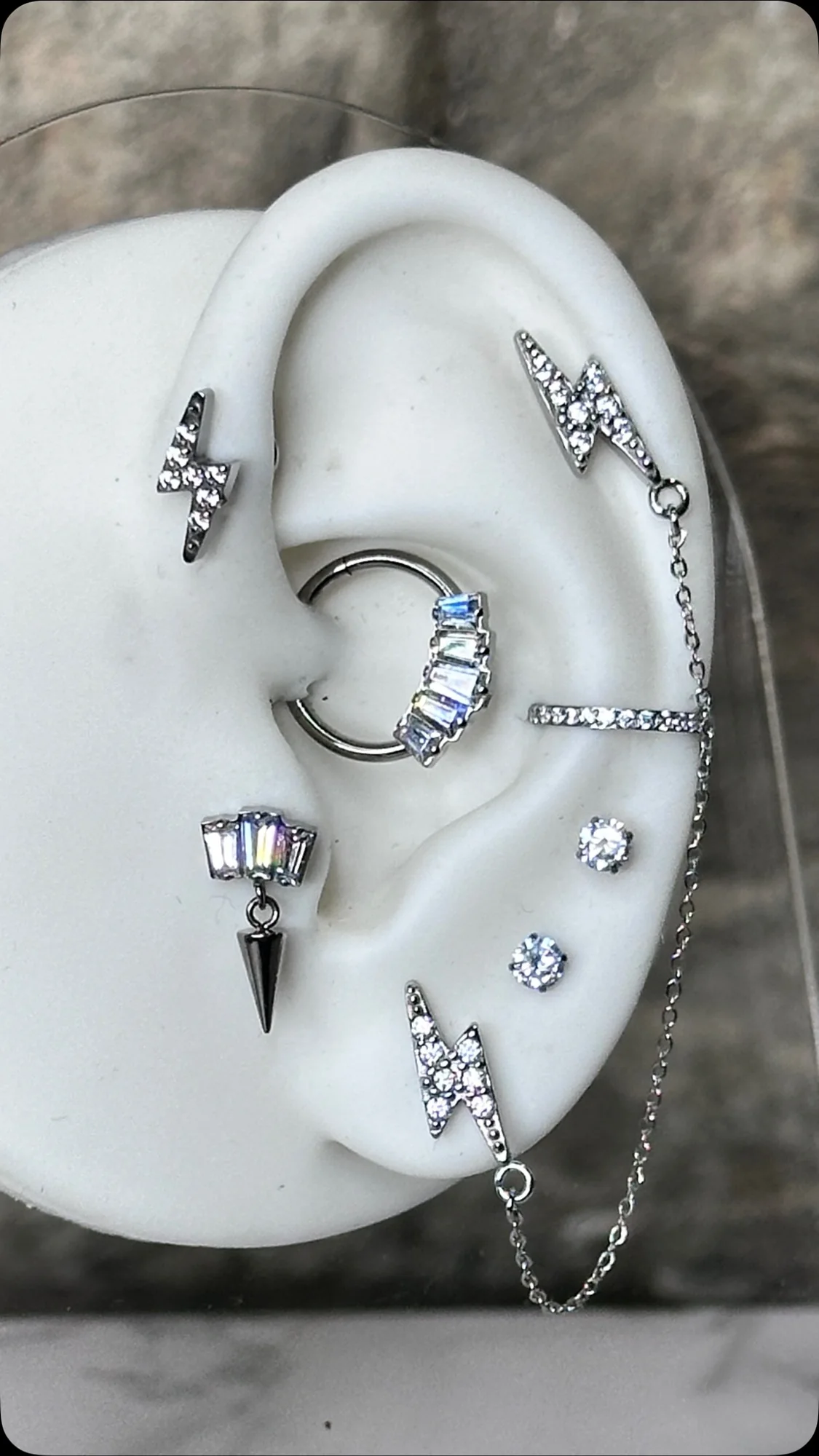 Espositore con gioielli da piercing in titanio