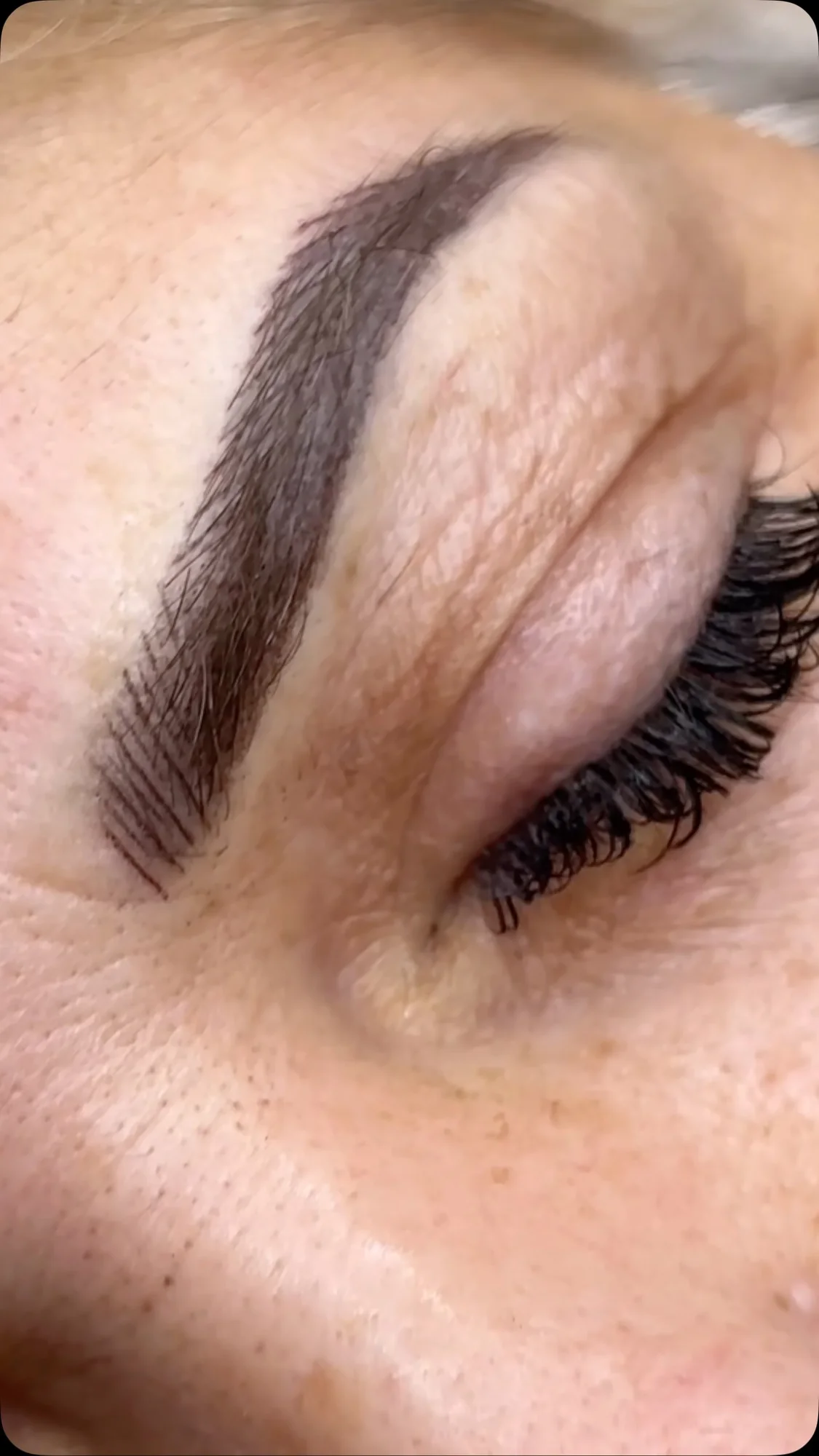 Risultato di trucco permanente alle sopracciglia