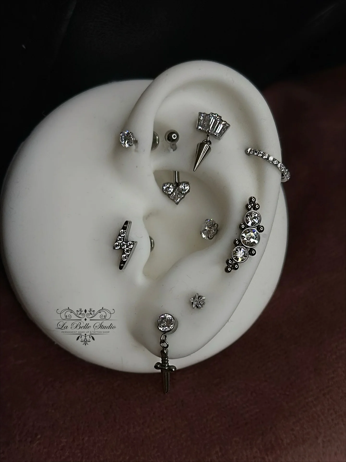 Curated ear con gioielli da piercing