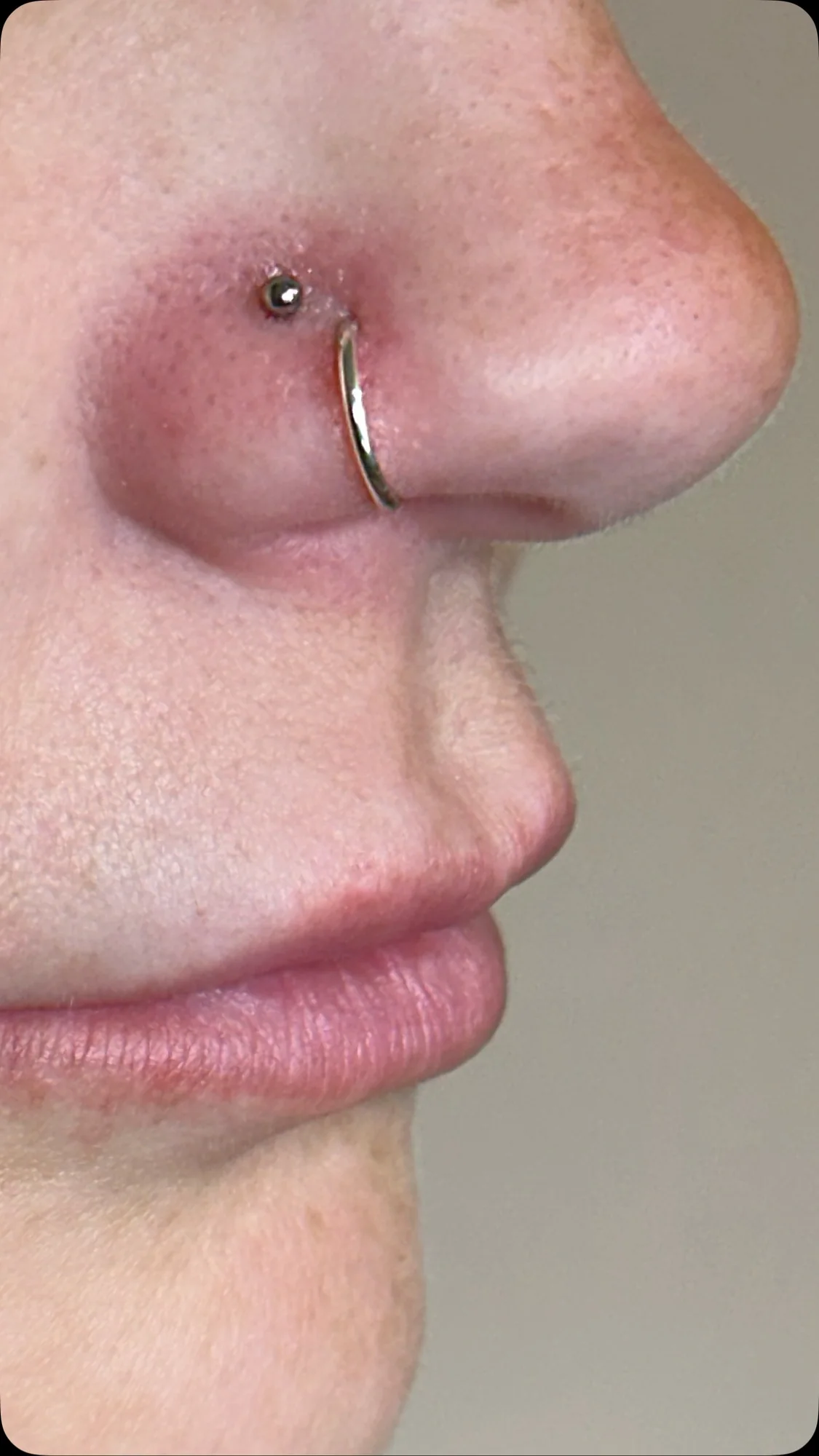 Piercing nostril con gioiello ad anello