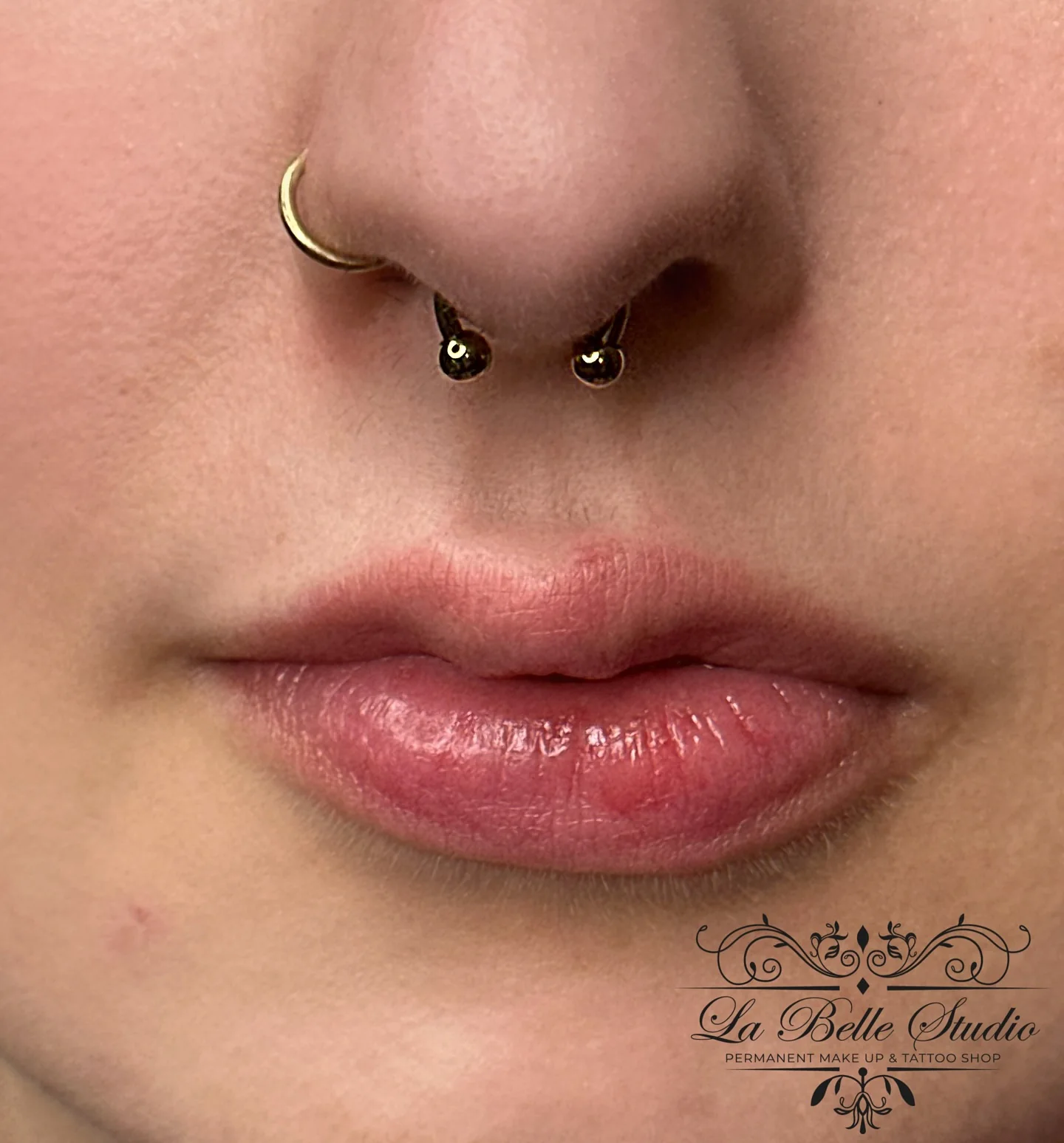 Piercing septum con gioiello in titanio