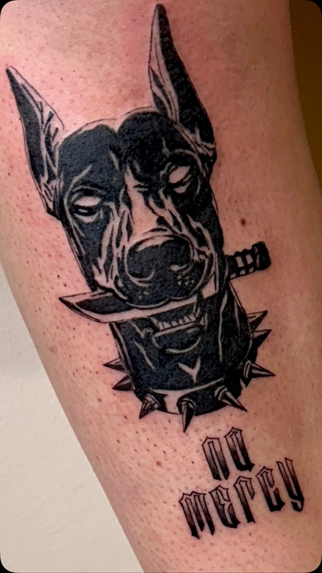 Tatuaggio blackwork grafico