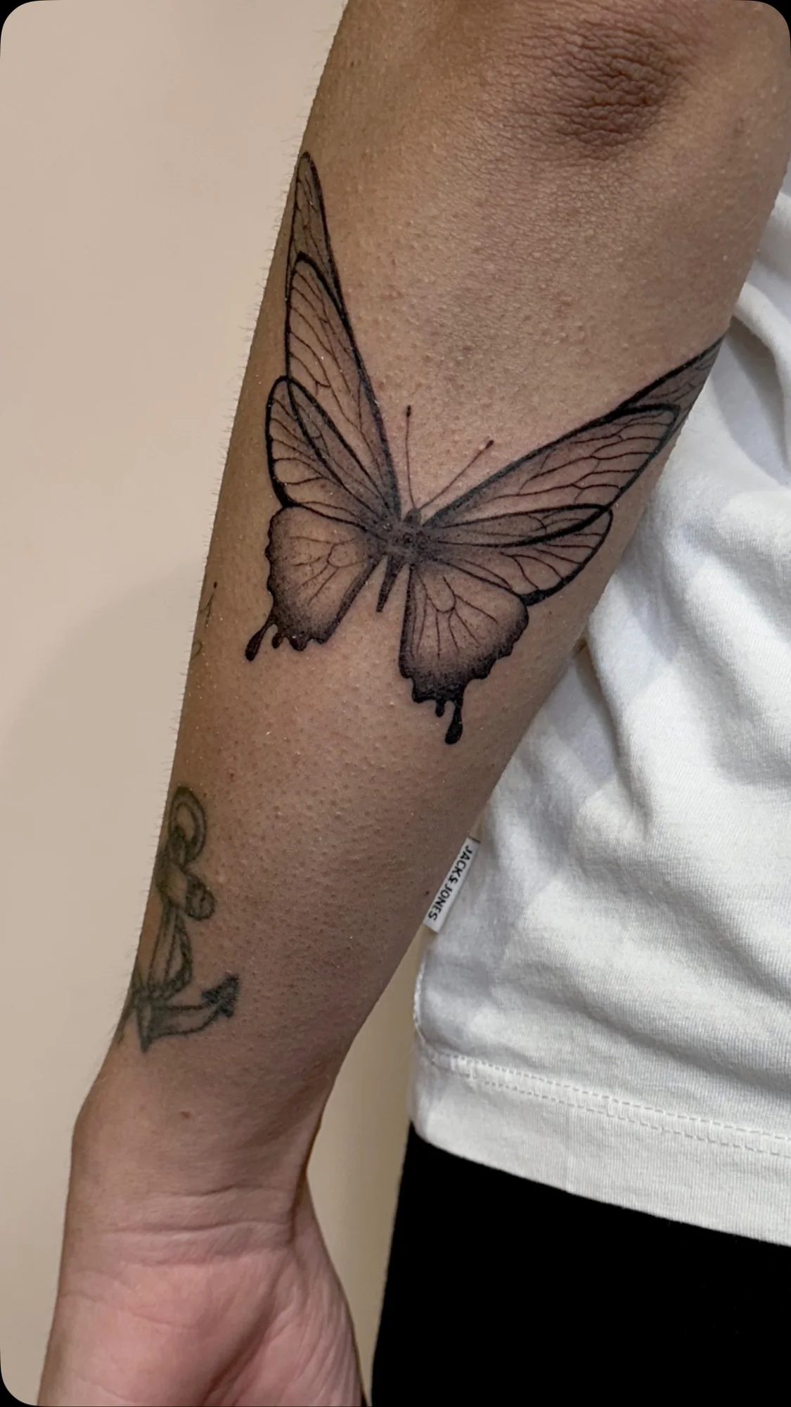 Tatuaggio fine line a forma di farfalla