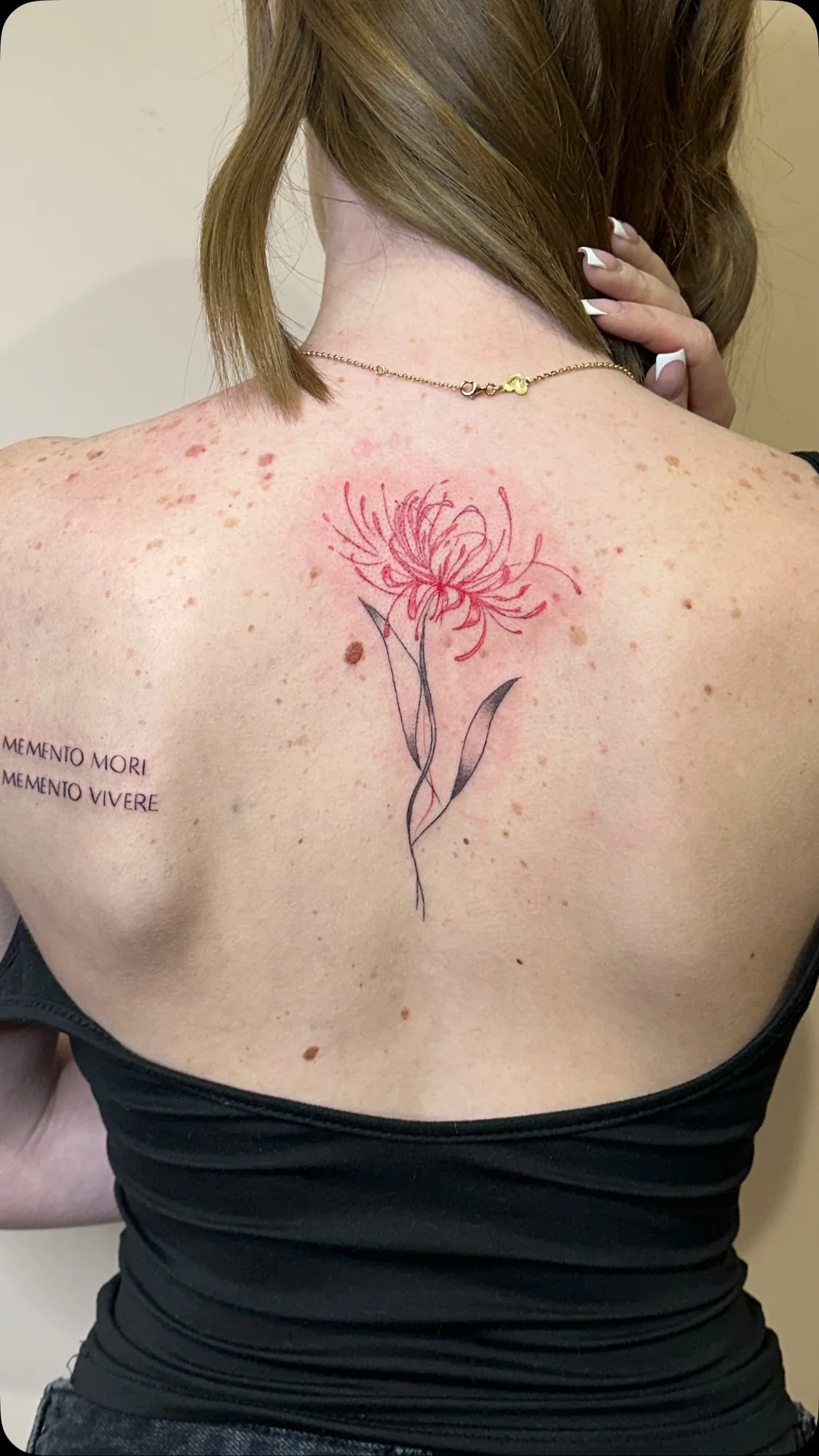 Tatuaggi floreali fine line sulla schiena