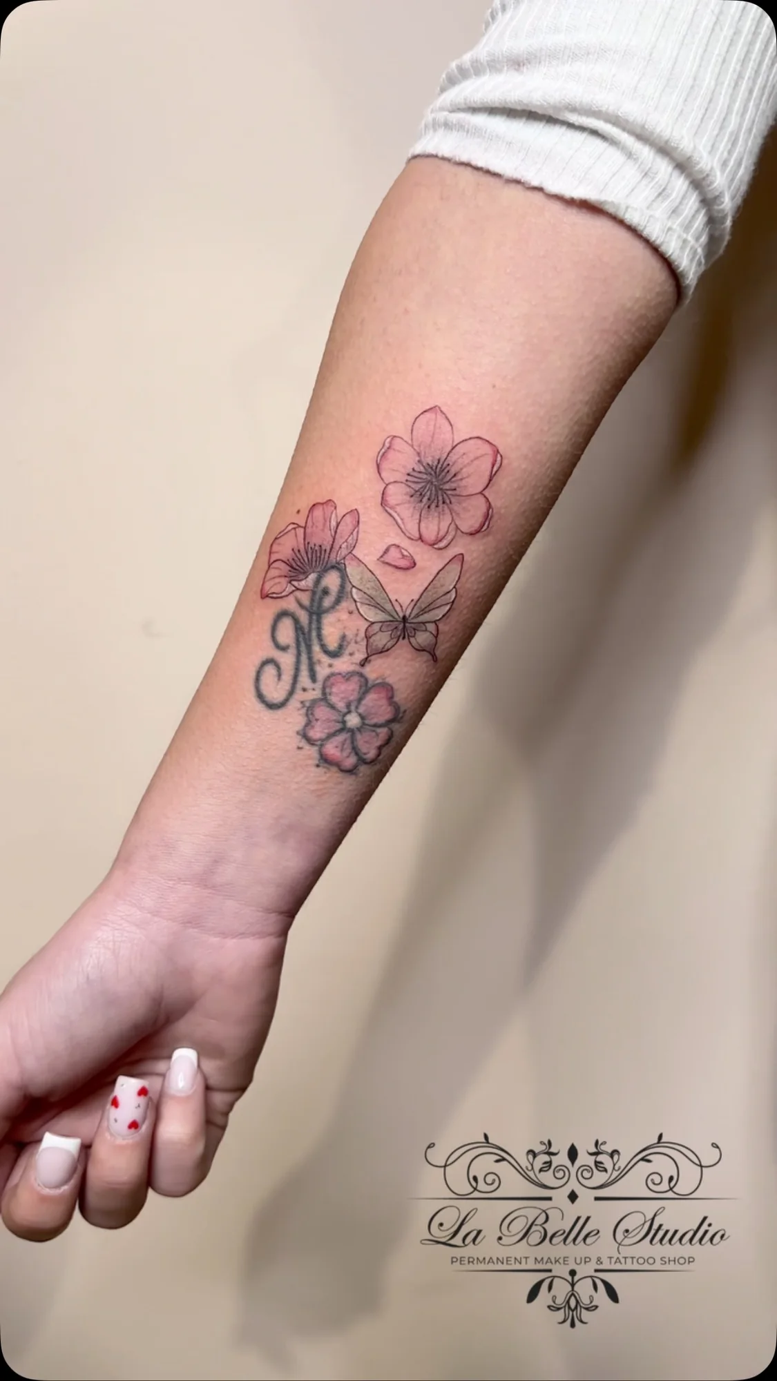 Tatuaggio floreale a colori sul braccio
