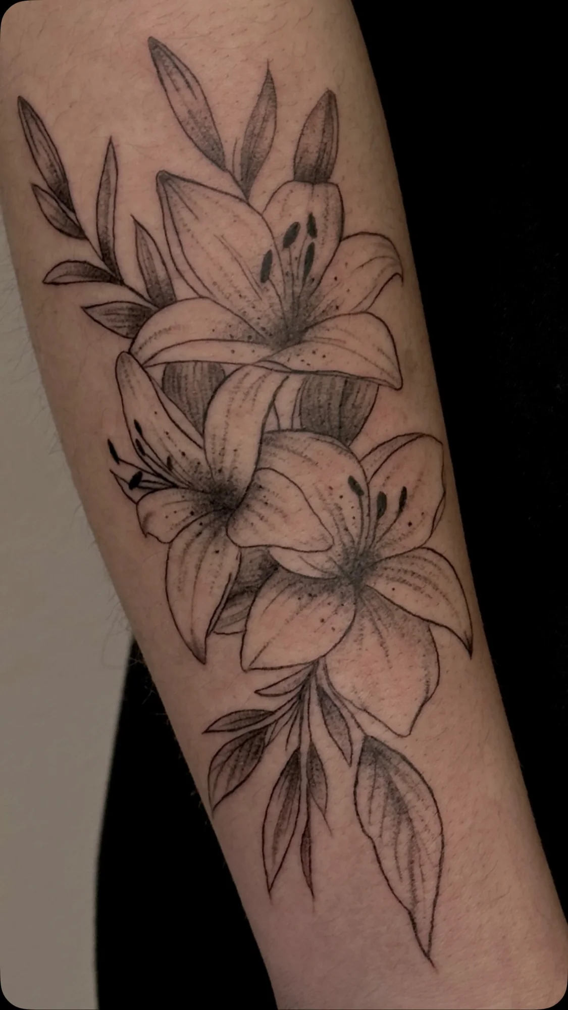 Tatuaggio floreale sull’avambraccio
