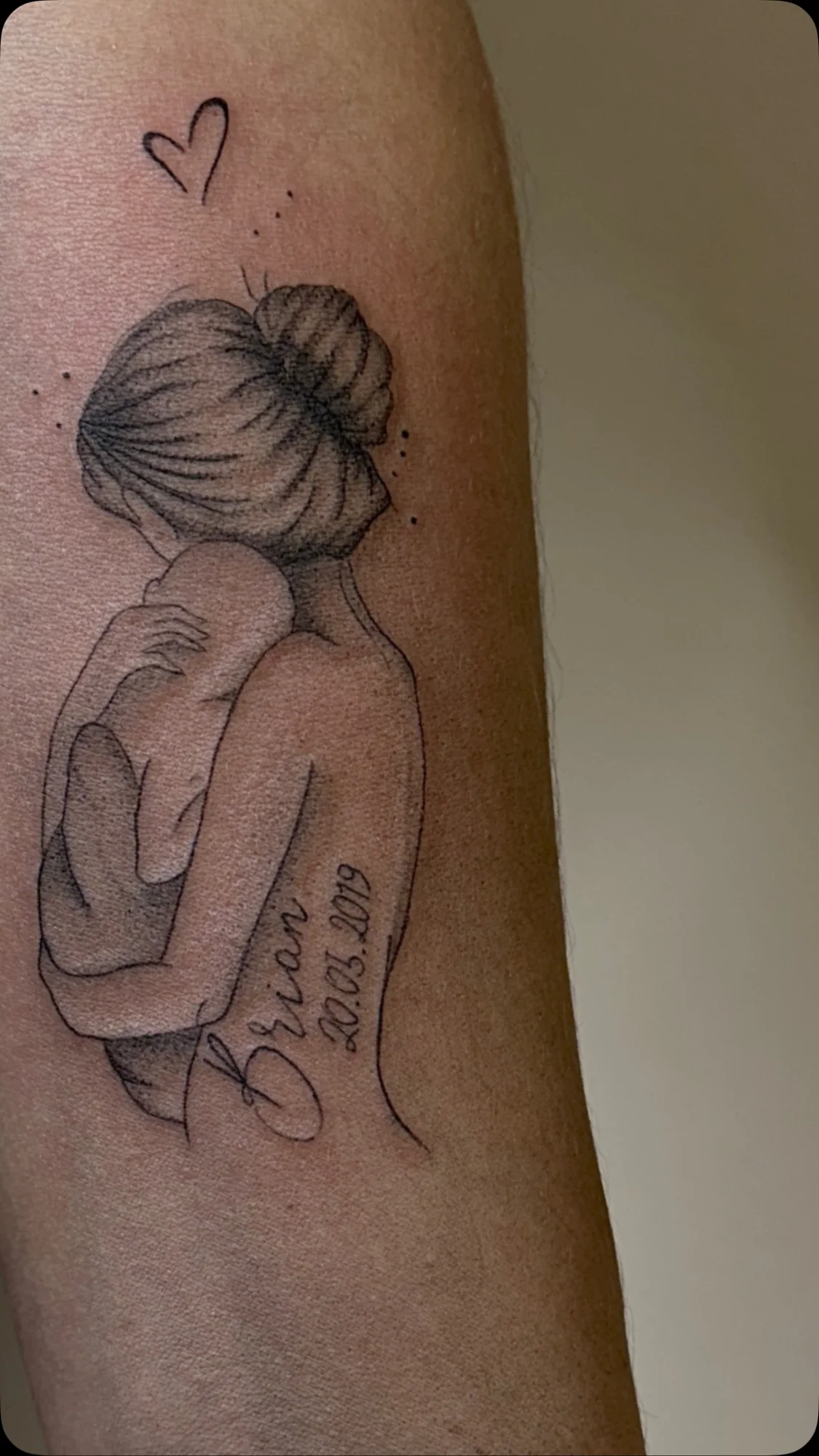 Tatuaggio illustrativo di figura femminile