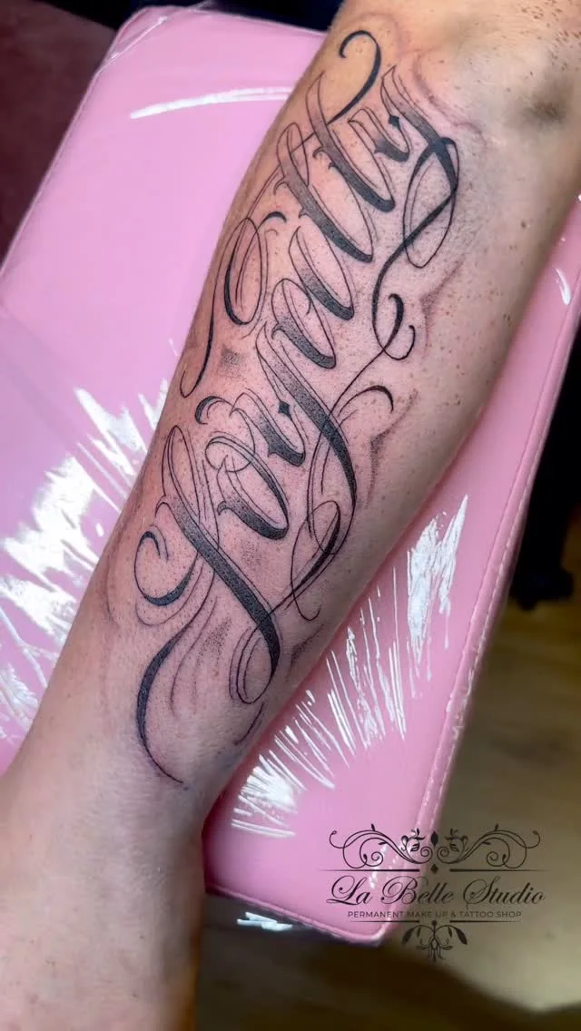 Tatuaggio lettering sull’avambraccio